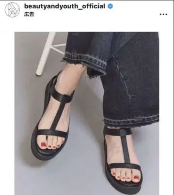 BEAUTY&YOUTH 블랙 샌들 T 스트랩