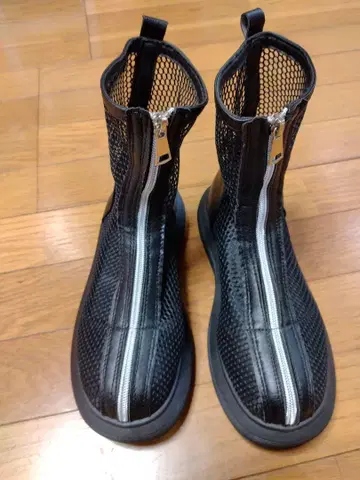 메쉬 소재 지퍼 부츠 블랙
