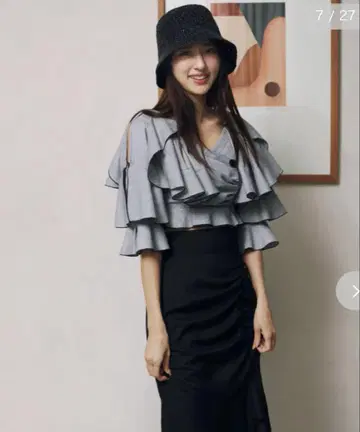snidel 프릴 티어드 크롭 블라우스