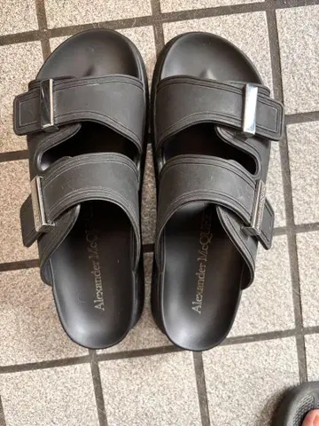 Alexander McQueen 블랙 샌들