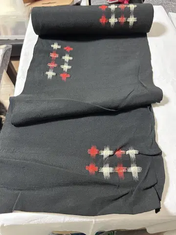 옷감 블랙 베이스에 화이트와 레드 원단 기모노