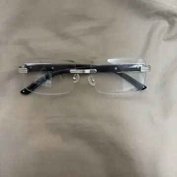 심플한 블랙 프레임 안경