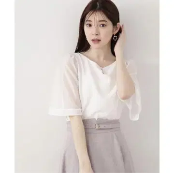 [프로포션 바디 드레싱] 시어 플레어 슬리브 블라우스 화이트