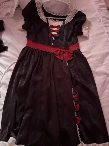 블랙과 레드 레이스가 있는 반팔 원피스 toalice