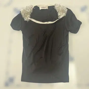 TOMASO 블랙 티셔츠 어깨 장식