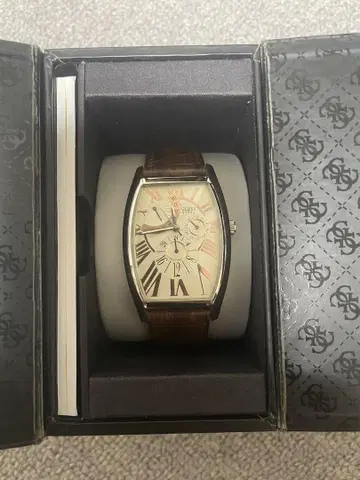 GUESS 아날로그 손목시계 베이지