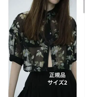 클레인 시어 플라워 단추 없는 반팔 셔츠