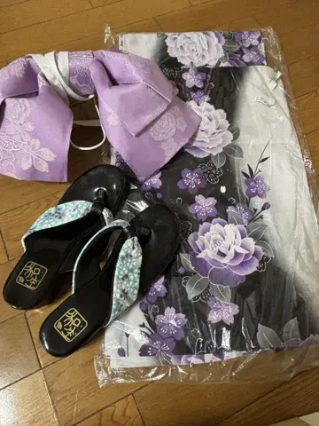 보라색 꽃무늬 유카타, 오비, 일본 나막신 세트