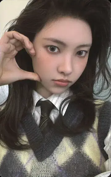 ILLIT YUNAH bomb GLLIT ver. 트레이딩 카드 B