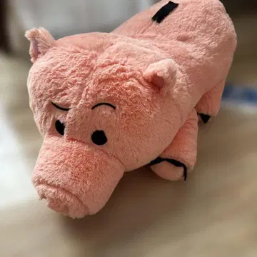 햄, 쭈그리고 앉아 있는 폭신폭신하고 거대한 봉제 인형