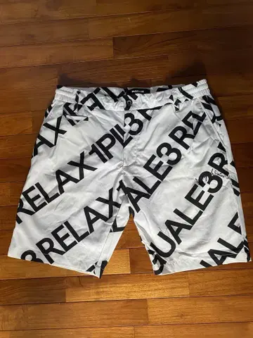 1PIU1UGUALE3 RELAX 화이트 하프 팬츠