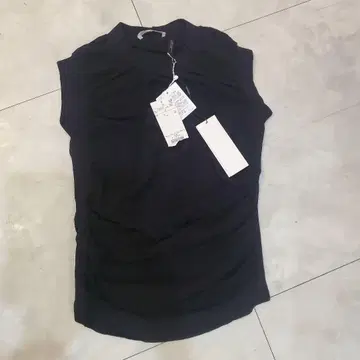 헬름트랑 블랙 슬리브리스 탑