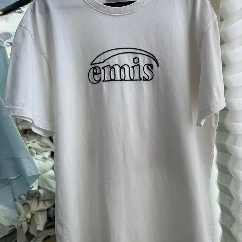 emis Short Sleeve T-shirt on Bunjang Global Site.