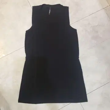 NEIL BARRETT 블랙 슬리브리스 타이트 핏 상의