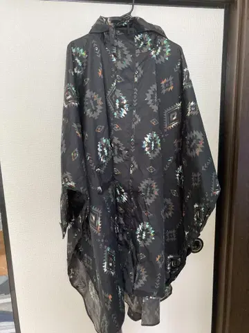 Kiu New Standard Rain Poncho 블랙 기하학 패턴