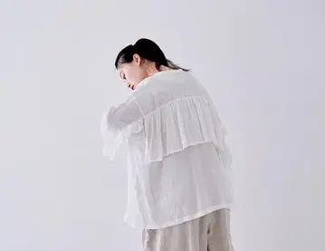 nestrobe 라미 피쉬 테일 프릴 셔츠 흰색 화이트