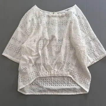 INGEBORG 반팔 블라우스 전체 레이스 꽃 입체 모티브 화이트