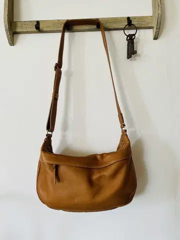 도서 소가죽 사선 숄더백