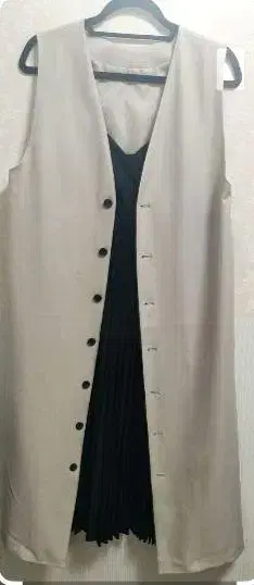 베이지 롱 베스트와 블랙 스커트 셋업