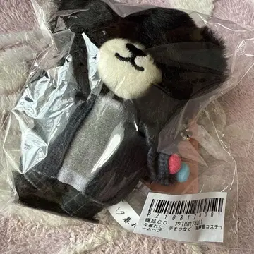 황혼에 손을 잡는 마스코트 블랙