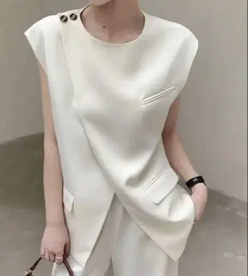 시크한 화이트 슬리브리스 탑 3L