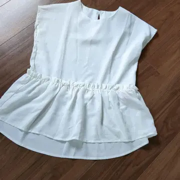 화이트 페플럼 탑 반팔