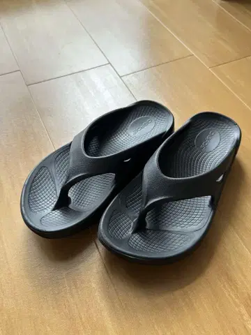 컨디션 최상 우포스 리커버리 샌들 블랙 36