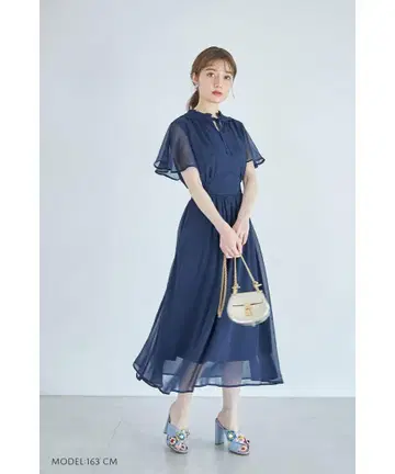 네이비 리본이 달린 작은 프릴 넥 양류 쉬폰 원피스 토코 클로젯
