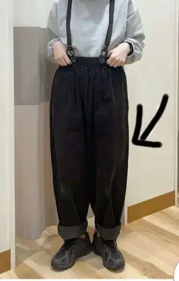 세밀한 콜 서스펜더가 달린 와이드 팬츠 사만사 모스모스 SM2