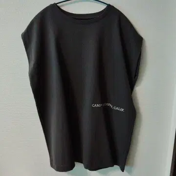CAMP PRIORITY, CALIF. 슬리브리스 탑 진한 그레이
