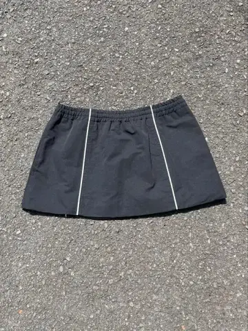 XANDER ZHOU 2023 가을/겨울 니론 쇼트 스커트