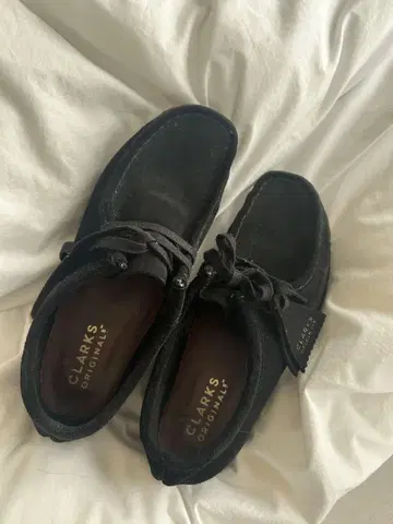 CLARKS 블랙 스웨이드 로퍼