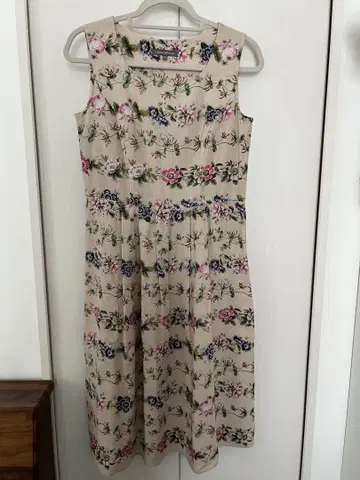 LAURA ASHLEY 플라워 프린트 슬리브리스 원피스 9호