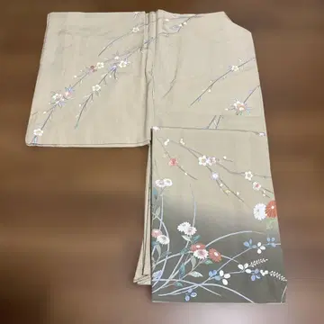 일본 의류 호몬기 전통 예복 기모노 베이지 꽃무늬 자수