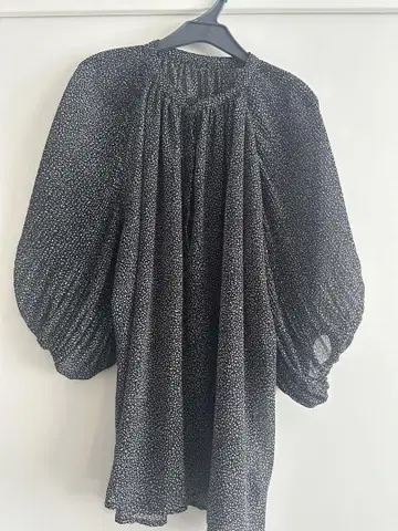 벌룬 슬리브 튜닉 블랙과 화이트 패턴