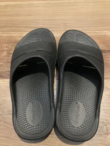 Oofos 블랙 리커버리 샌들