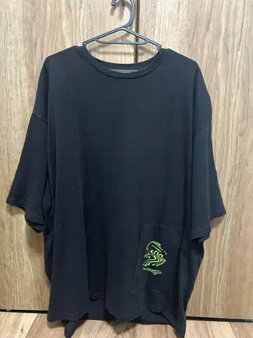 TIGHTBOOTH 블랙 티셔츠