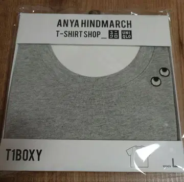 L 유니클로 박스 티 ANYA HINDMARCH