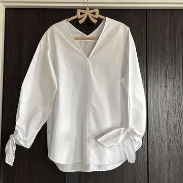 Dresseria 면 100% 화이트 V넥 긴팔 셔츠 리본 포함