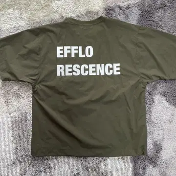 EFFLORESCENCE 바스락 티 M 사이즈 카키