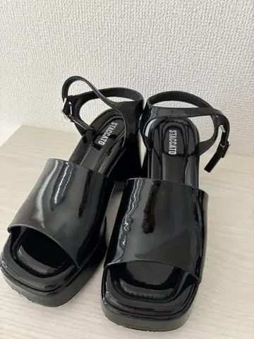 STACCATO 스타카토 에나멜 오픈토 웨지 샌들