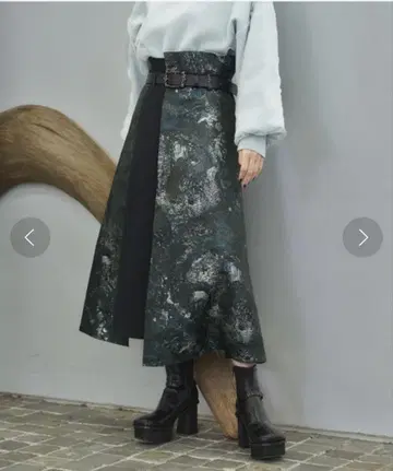 완판템 HARE 라메 아트 자카드 절개 스커트