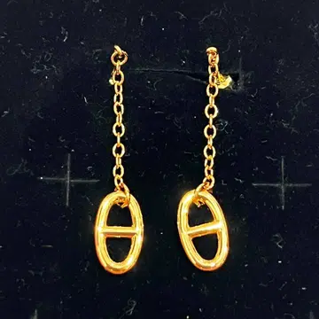 골드 체인이 달린 타원형 귀걸이