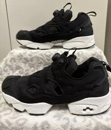 리복 Instapump Fury 블랙