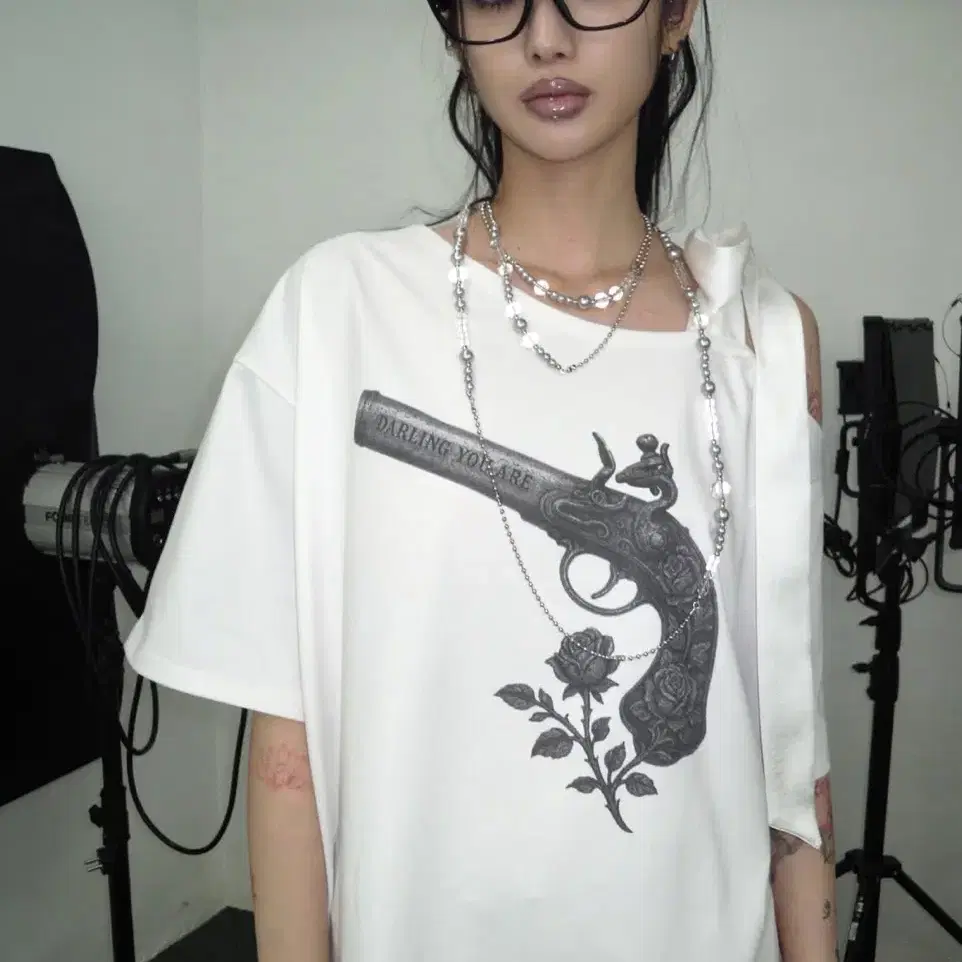 Darling u're bad RIBBON ROSE PISTOL TEE Ribbon Short Sleeve