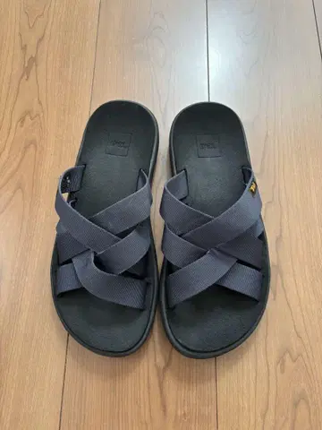 Teva 크로스 스트랩 샌들