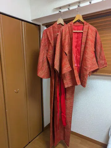 주홍색 울 기모노 앙상블