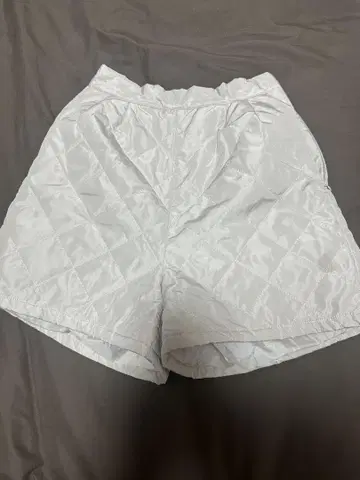 화이트 퀼팅 숏 팬츠