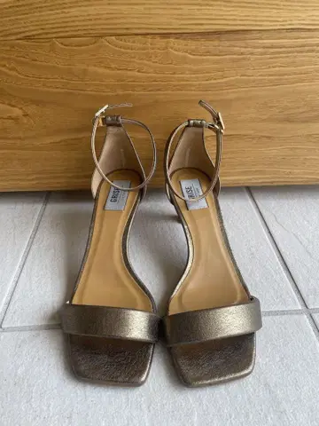 르 탈론 그리스 6cm 스퀘어 앵클 스트랩 샌들 새상품급