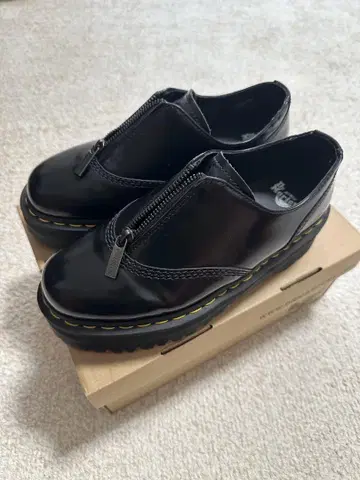 Dr. Martens 블랙 지퍼 로퍼